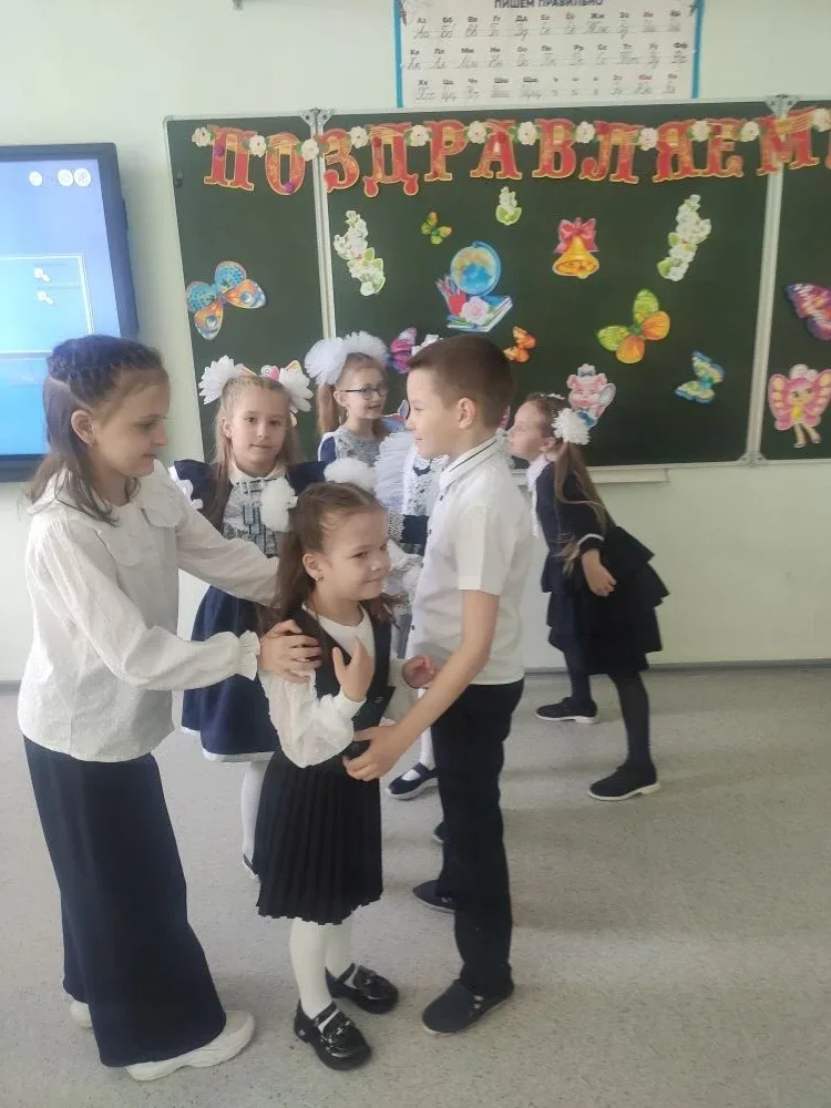 Ребята 1"В" класса сегодня нарядные и красивые не случайно. У них последний учебный день! Поздравляе