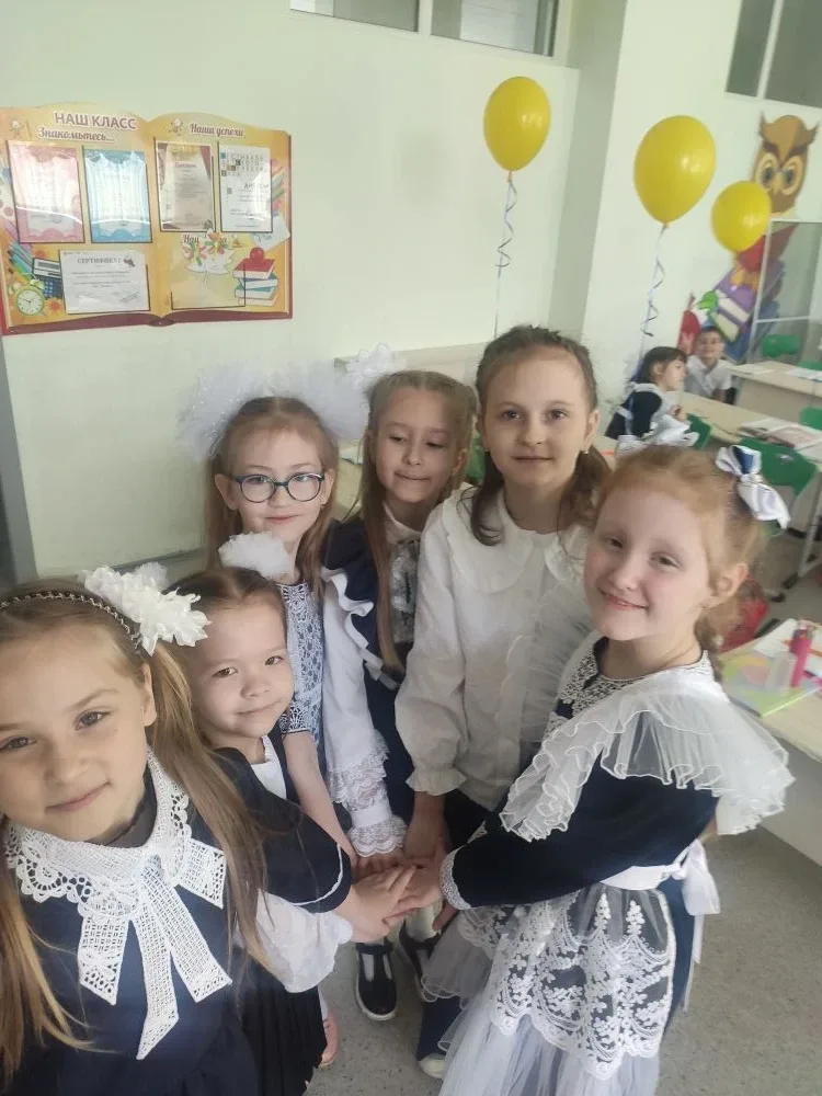 Ребята 1"В" класса сегодня нарядные и красивые не случайно. У них последний учебный день! Поздравляе