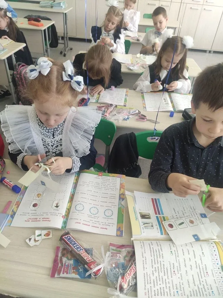 Ребята 1"В" класса сегодня нарядные и красивые не случайно. У них последний учебный день! Поздравляе