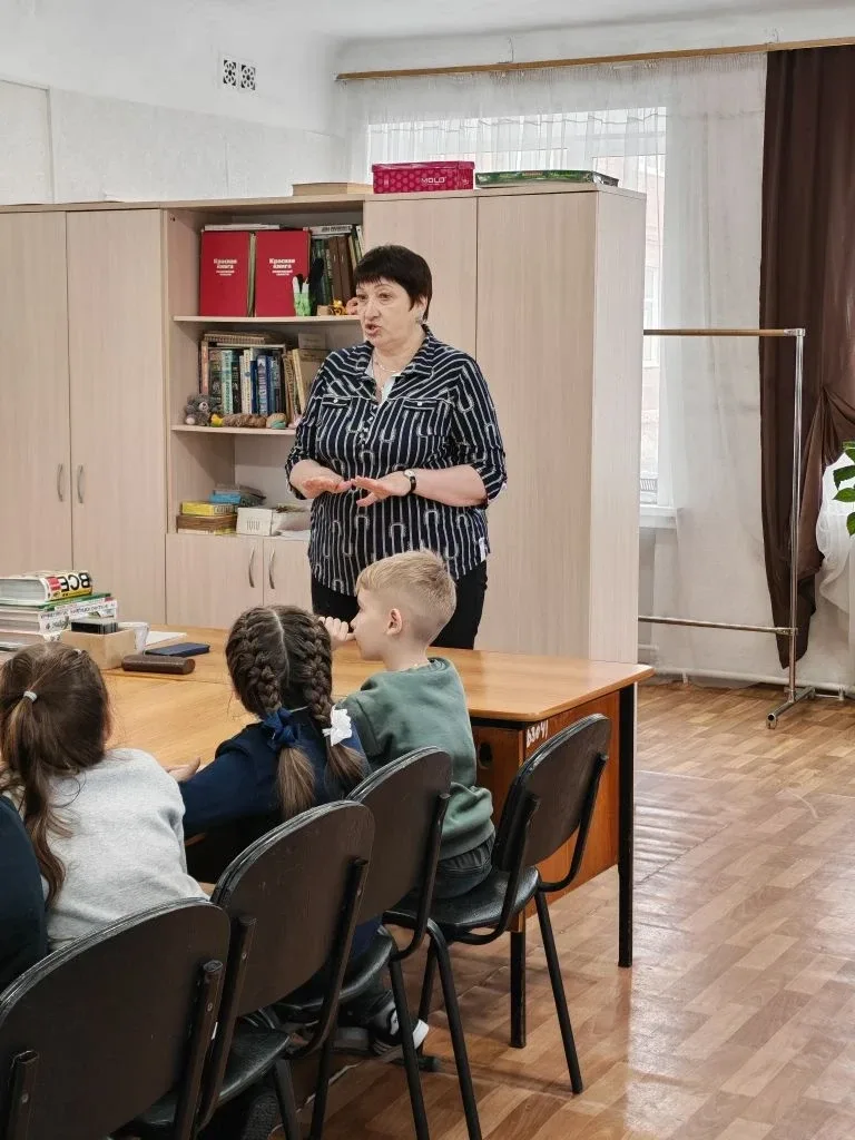 14 мая, ученики 1 «Б» класса посетили живой уголок. Ребята увидели разных животных: кроликов, черепа