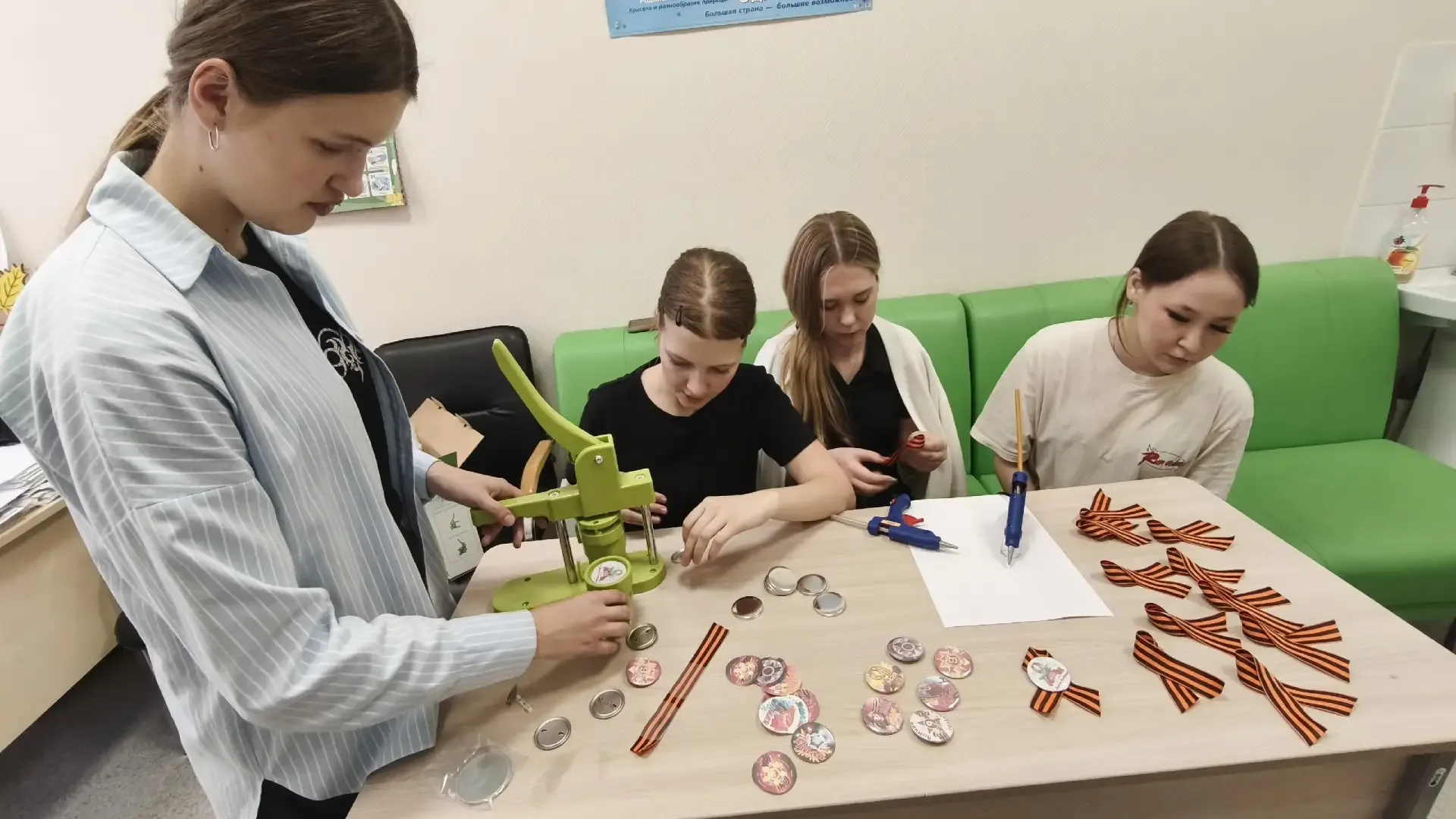 Учащиеся 9е и 9в классов МБОУ СОШ 14 изготовили своими руками значки и георгиевские ленты к 9 мая. В
