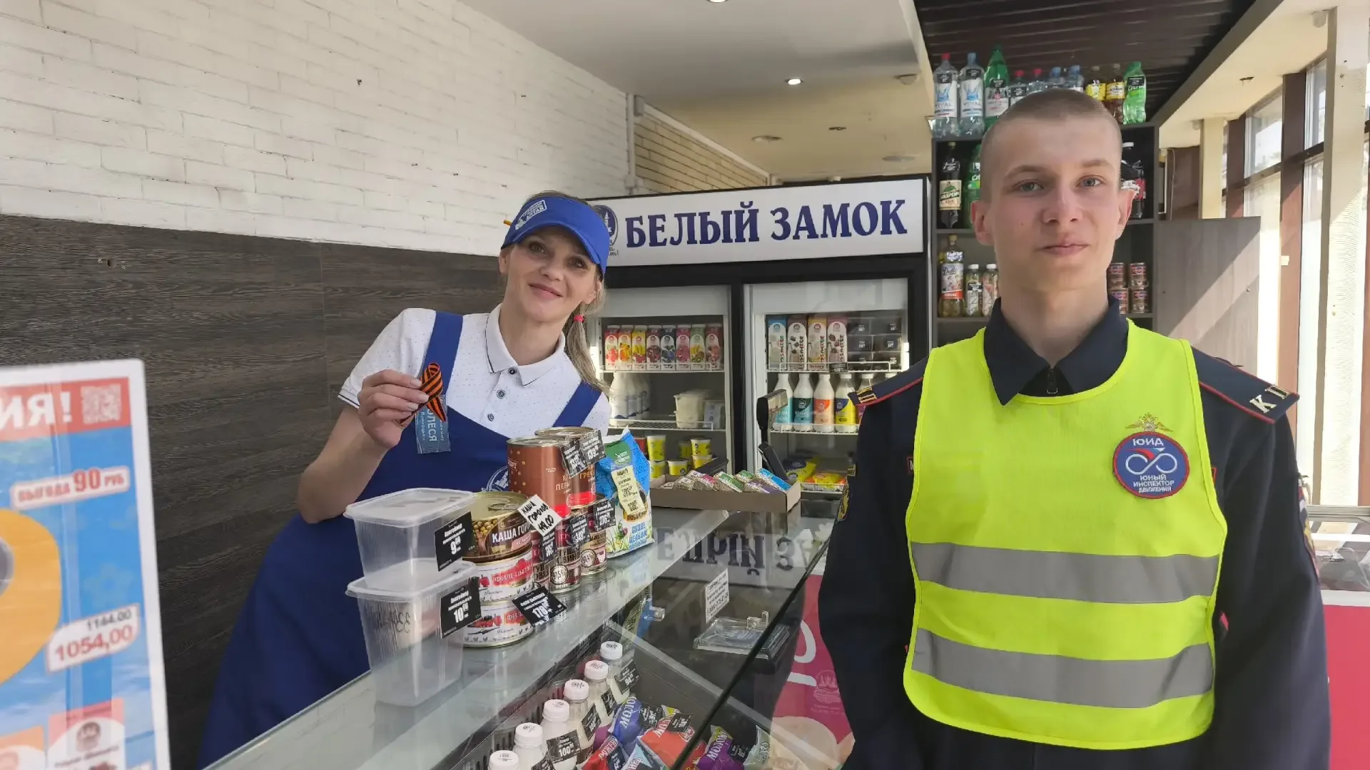Учащиеся 9е и 9в классов МБОУ СОШ 14 изготовили своими руками значки и георгиевские ленты к 9 мая. В