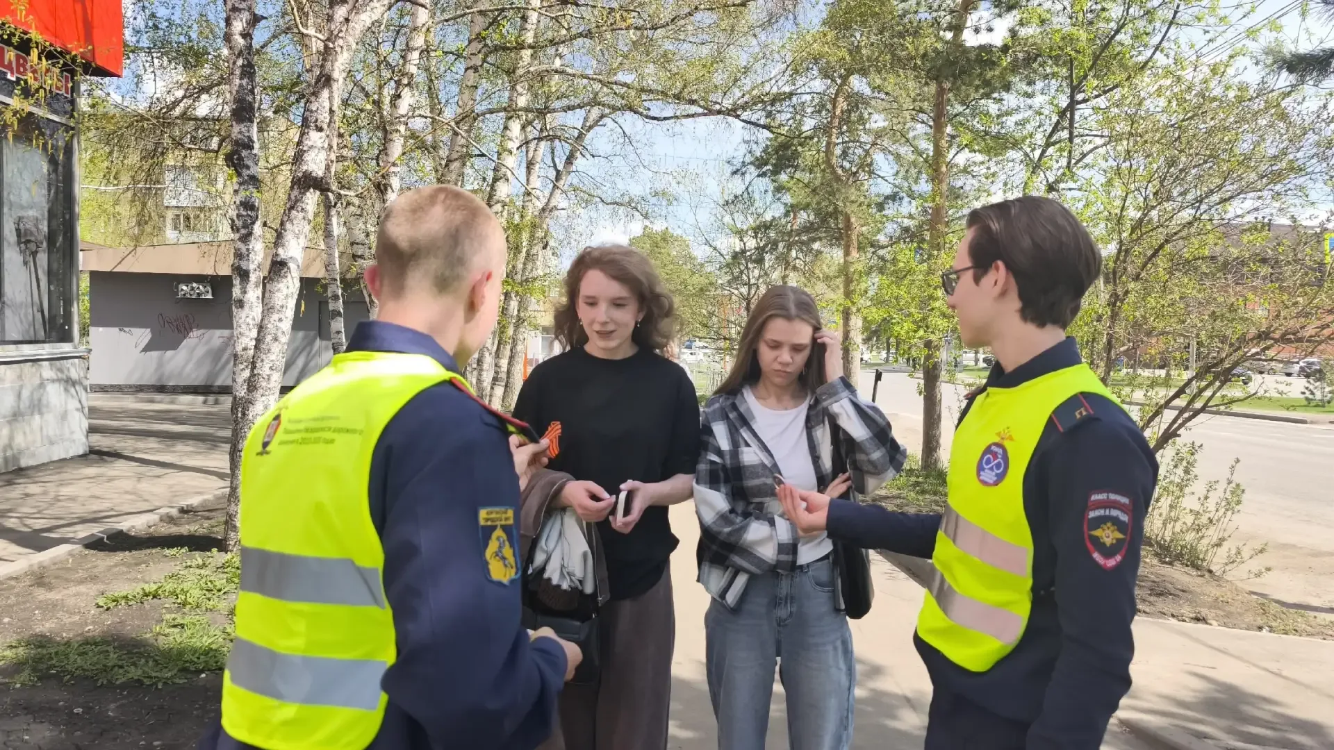 Учащиеся 9е и 9в классов МБОУ СОШ 14 изготовили своими руками значки и георгиевские ленты к 9 мая. В