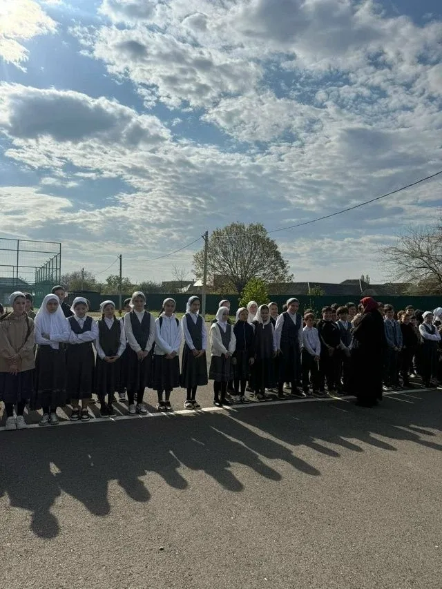 Вдохновляющее начало новой недели в нашей школе  На нашей еженедельной школьной линейке, как всегда,