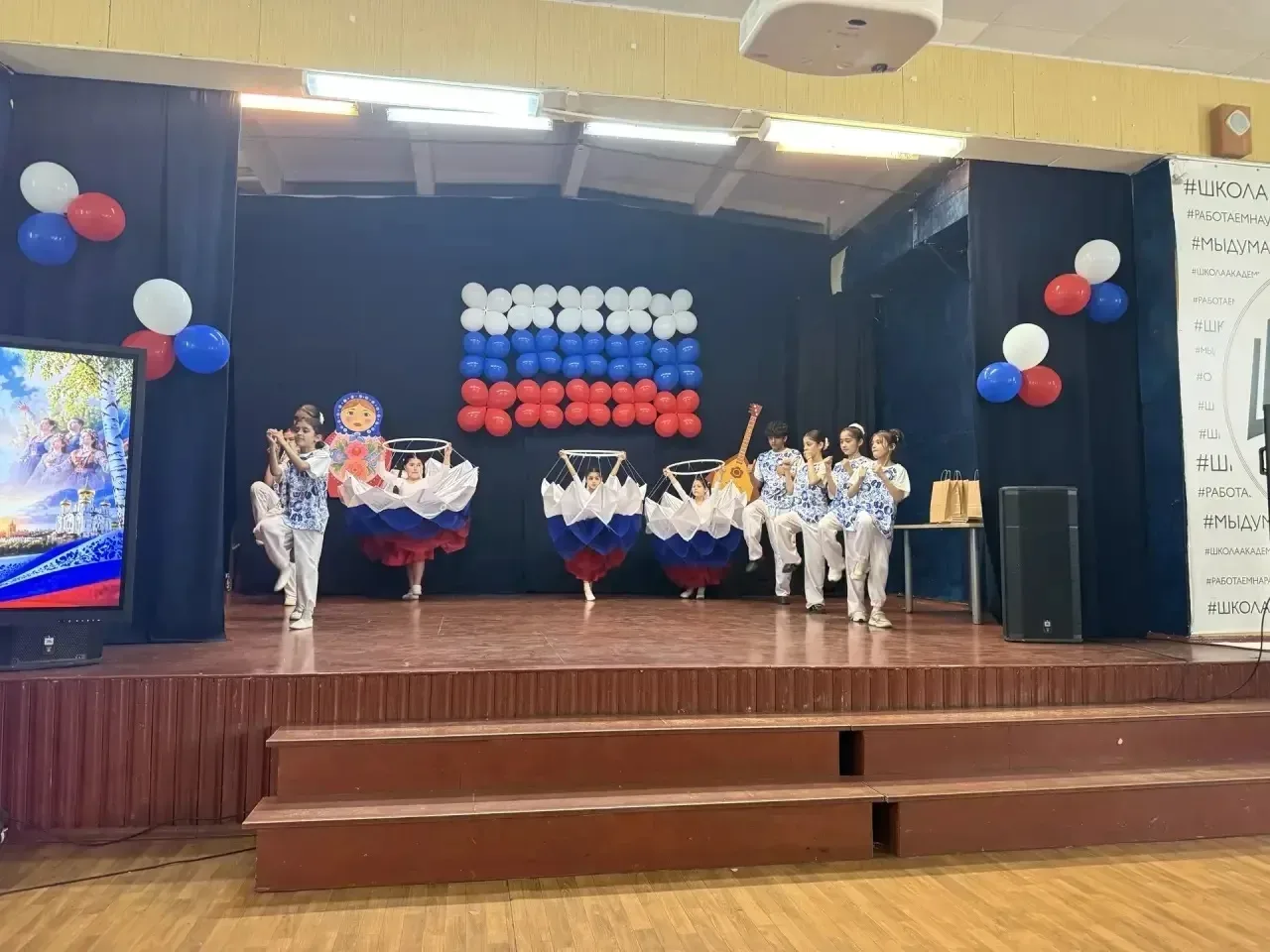 ✨ На базе 18 школы прошёл городской гала-концерт для детей-инофонов «Открой в себе Россию!» ✨  Вчера