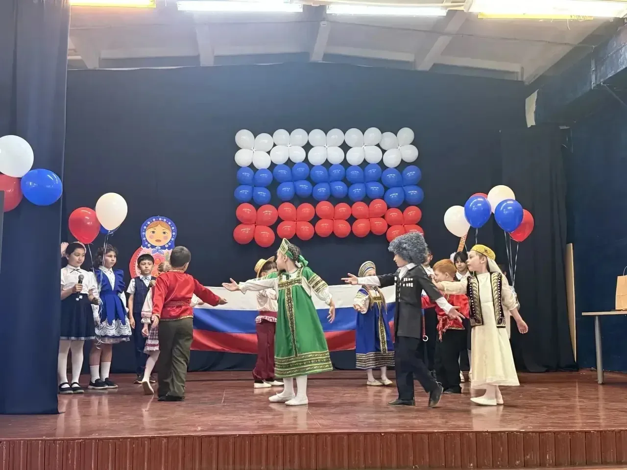✨ На базе 18 школы прошёл городской гала-концерт для детей-инофонов «Открой в себе Россию!» ✨  Вчера