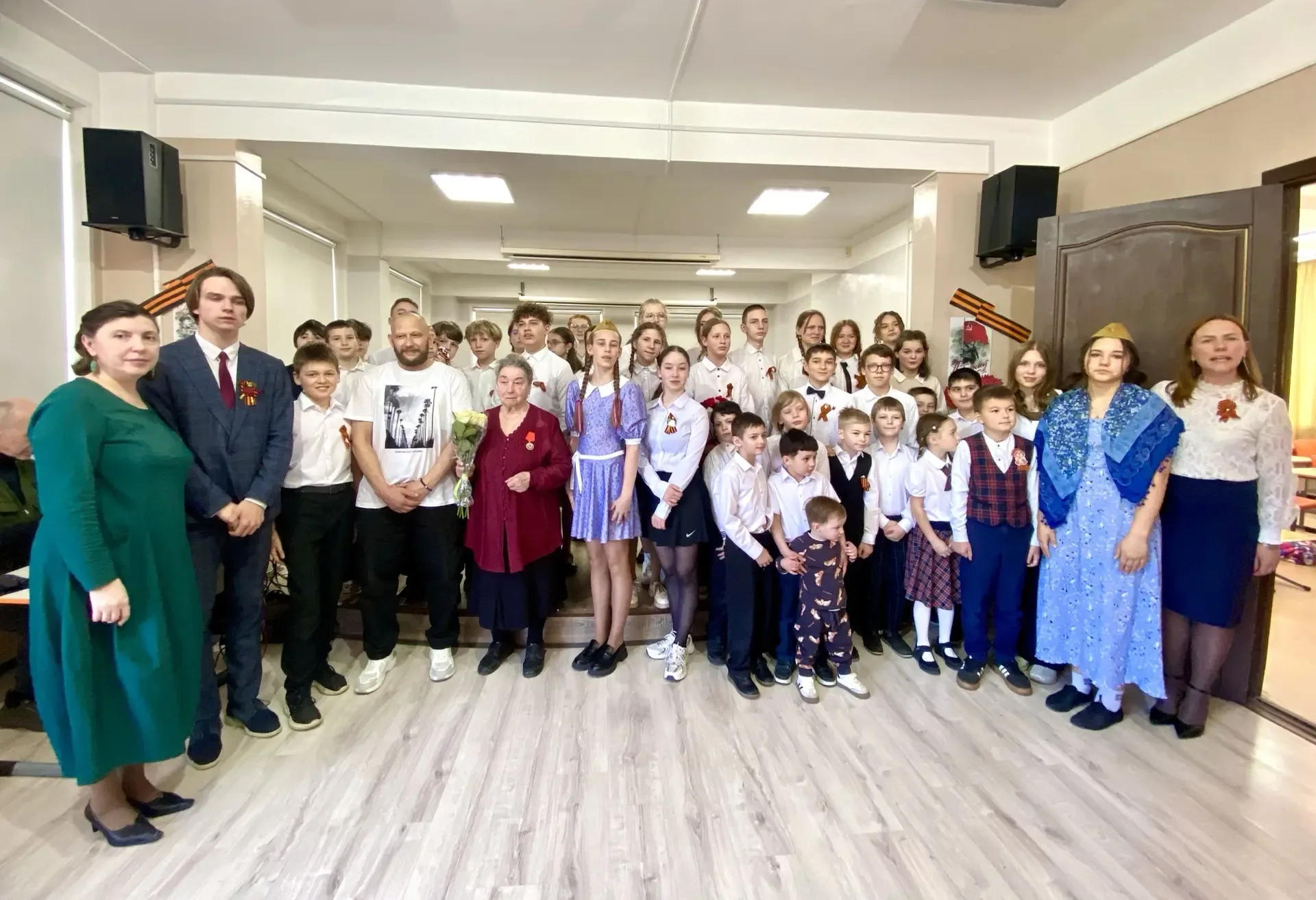 🎖️ День Победы в школе: встреча поколений  Сегодня в нашей школе прошёл трогательный концерт, посвящ