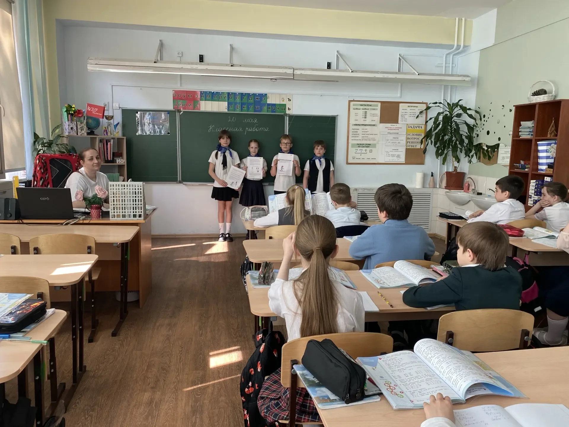 🌟"Светлячки" за безопасность на дорогах: ЮИДовцы напомнили начальной школе о ПДД  20 мая 2026 года в