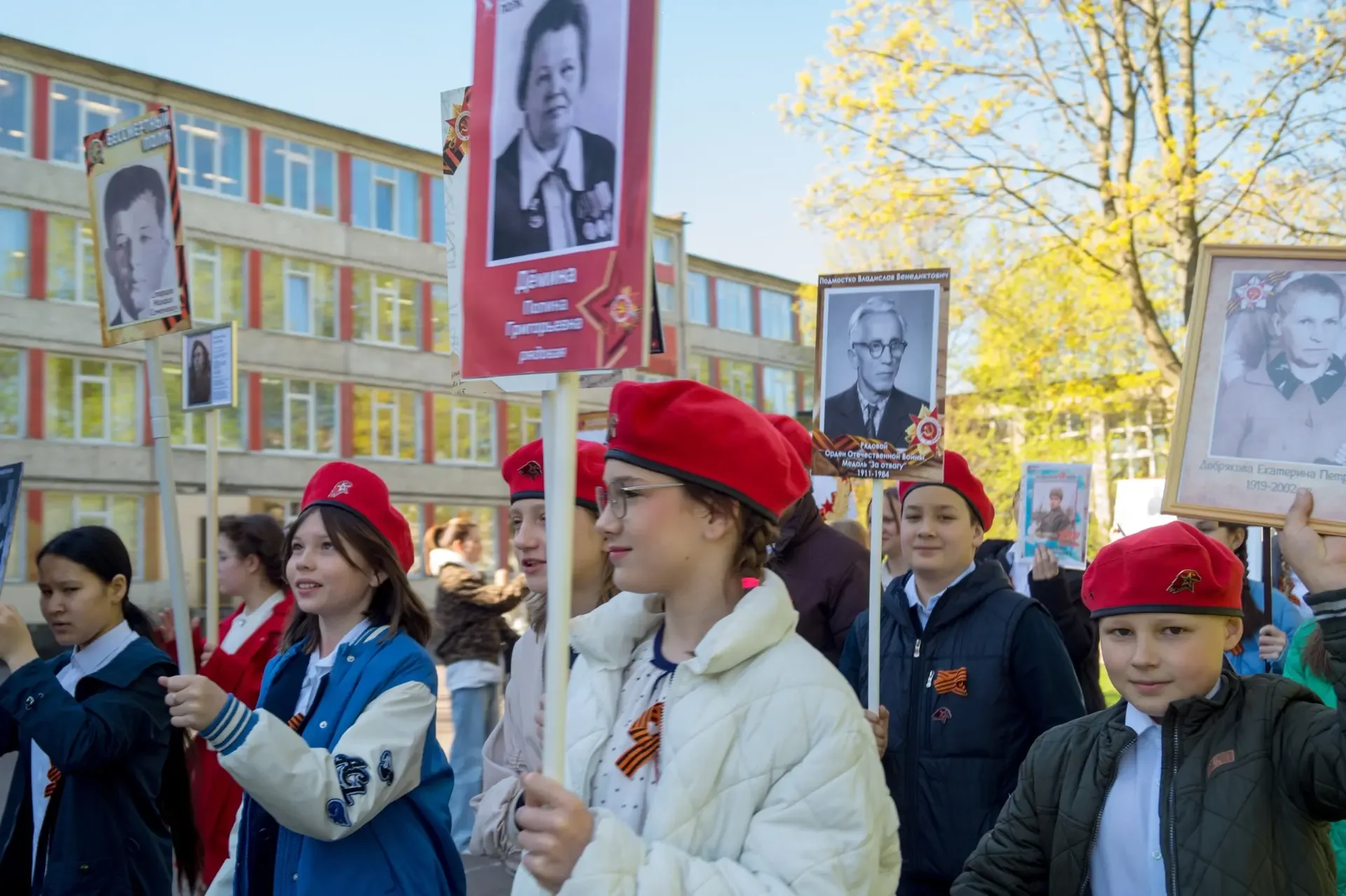 🌟 Сегодня в нашей школе прошла акция «Бессмертный полк» 🌟 В этот особенный день, в преддверии Дня По