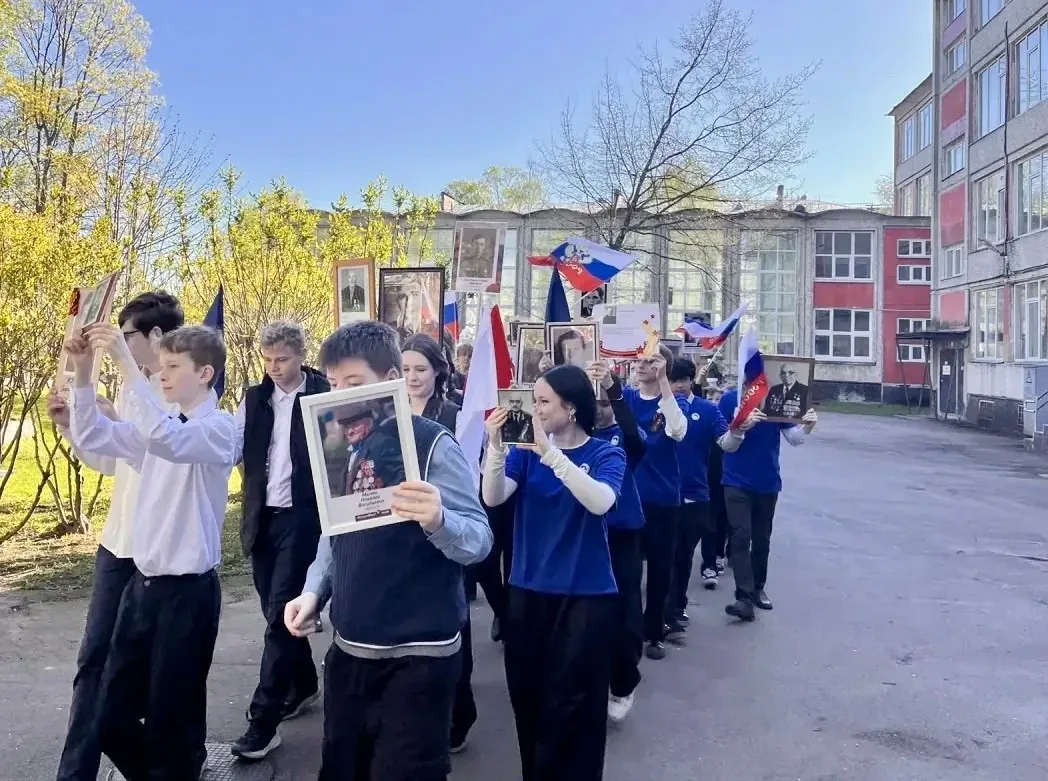 🌟 Сегодня в нашей школе прошла акция «Бессмертный полк» 🌟 В этот особенный день, в преддверии Дня По