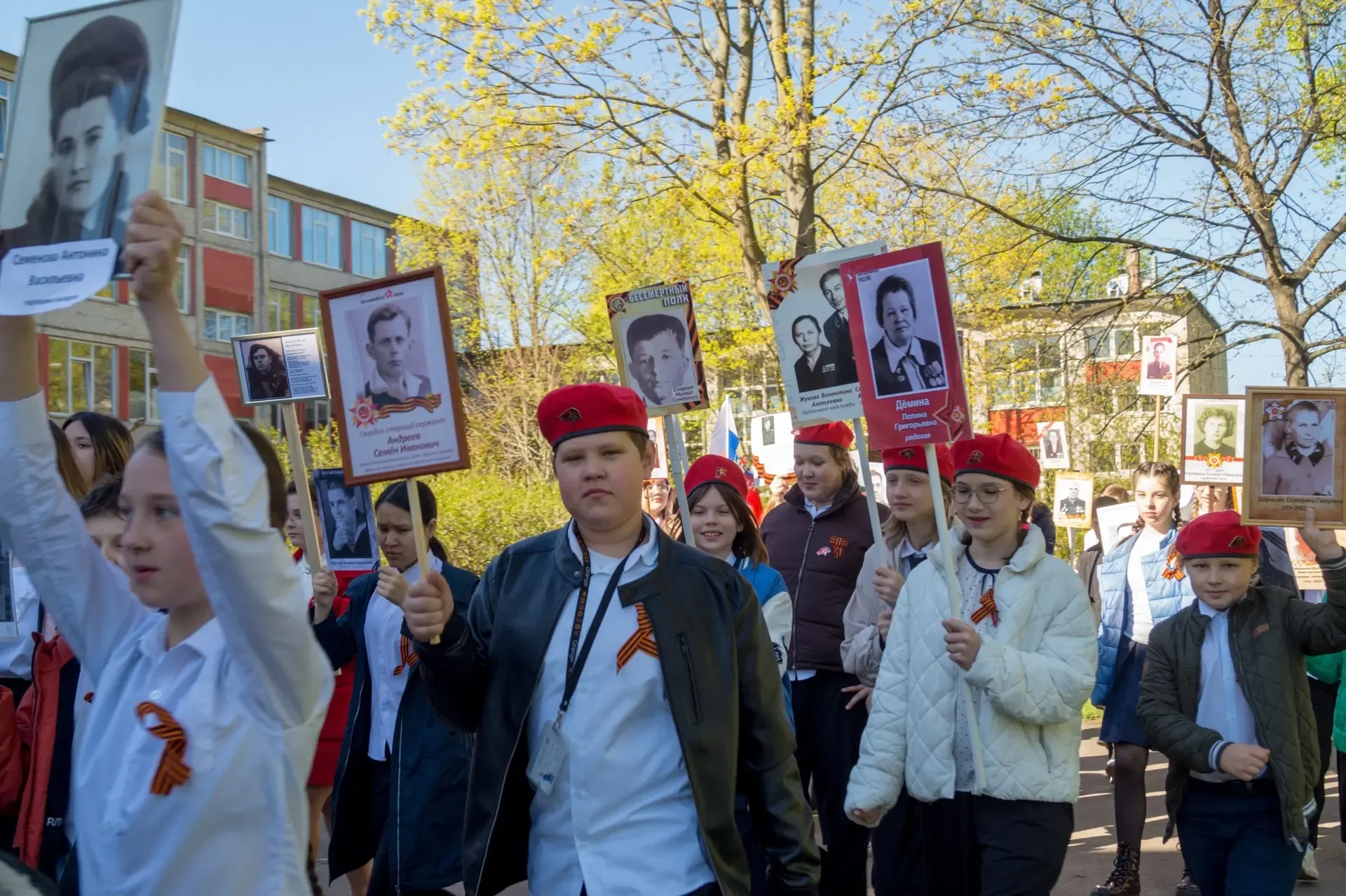 🌟 Сегодня в нашей школе прошла акция «Бессмертный полк» 🌟 В этот особенный день, в преддверии Дня По