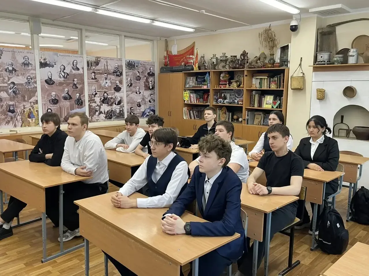 В Островецкой школе прошло тематическое мероприятие, посвящённое памяти городов-героев. Педагоги-ист