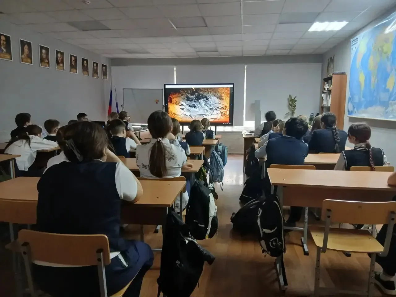 В Островецкой школе прошло тематическое мероприятие, посвящённое памяти городов-героев. Педагоги-ист