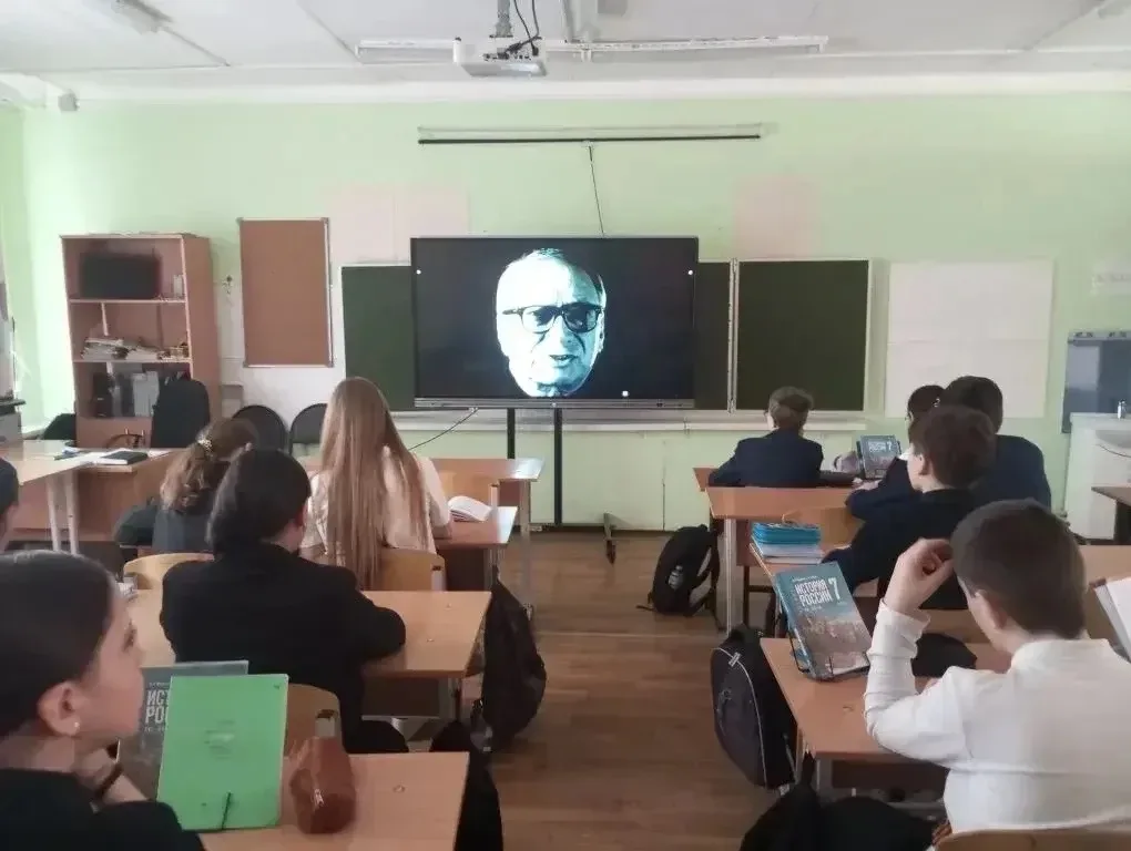 В Островецкой школе прошло тематическое мероприятие, посвящённое памяти городов-героев. Педагоги-ист