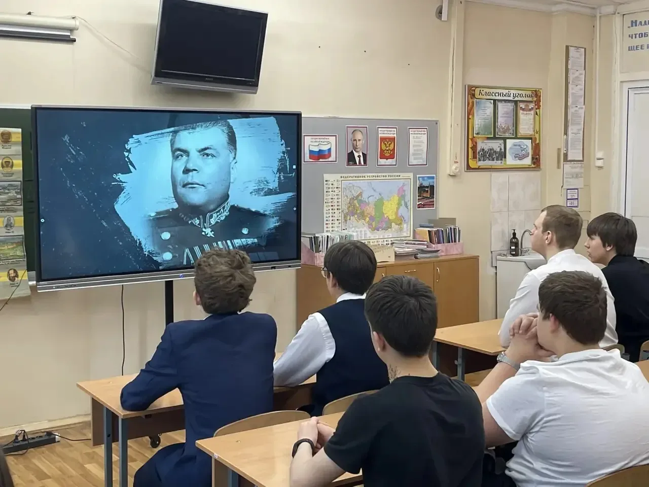 В Островецкой школе прошло тематическое мероприятие, посвящённое памяти городов-героев. Педагоги-ист