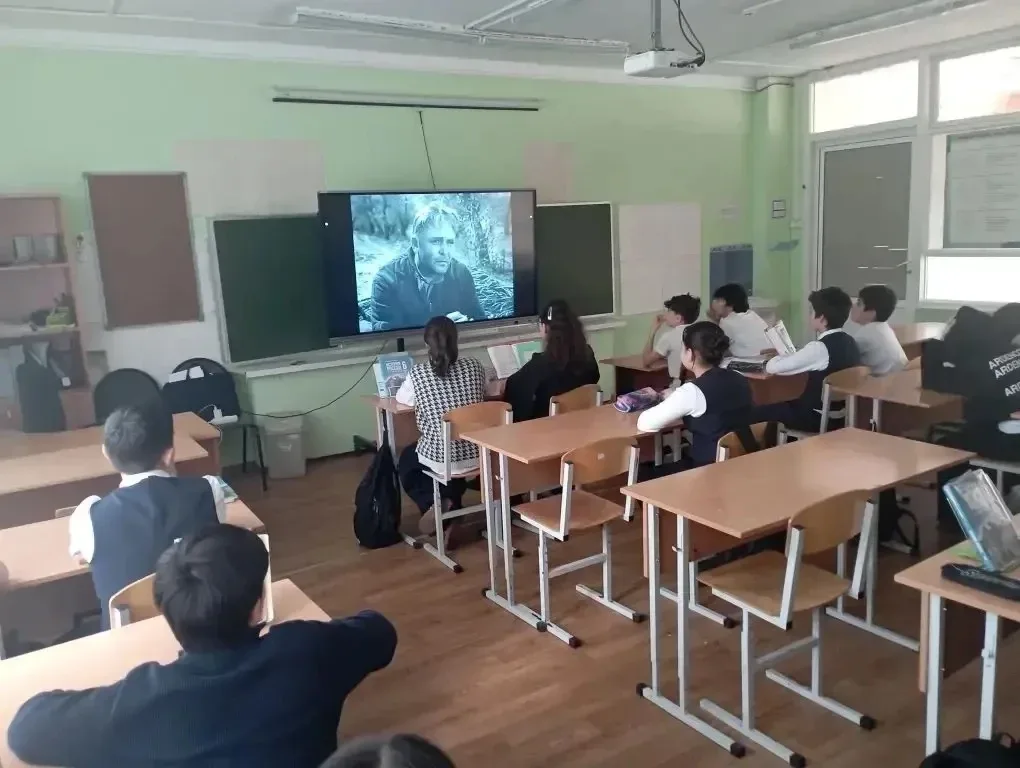 В Островецкой школе прошло тематическое мероприятие, посвящённое памяти городов-героев. Педагоги-ист