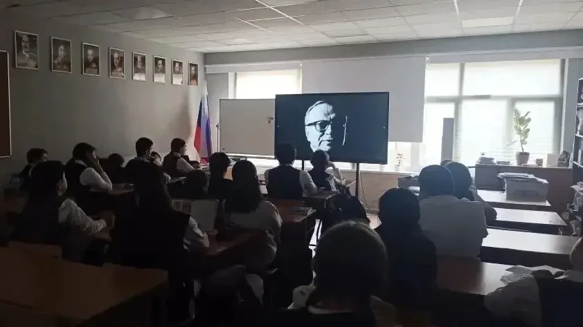 В Островецкой школе прошло тематическое мероприятие, посвящённое памяти городов-героев. Педагоги-ист