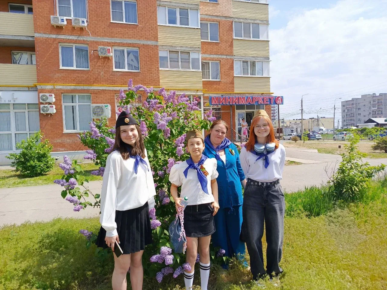 🇷🇺 Песни Победы в автобусах нашего города  9 Мая ученицы нашей школы — Екатерина Тюхтеева, Алисия Се