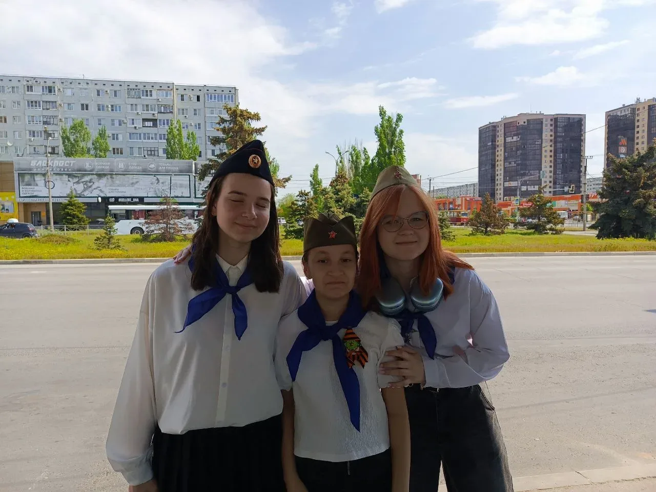 🇷🇺 Песни Победы в автобусах нашего города  9 Мая ученицы нашей школы — Екатерина Тюхтеева, Алисия Се