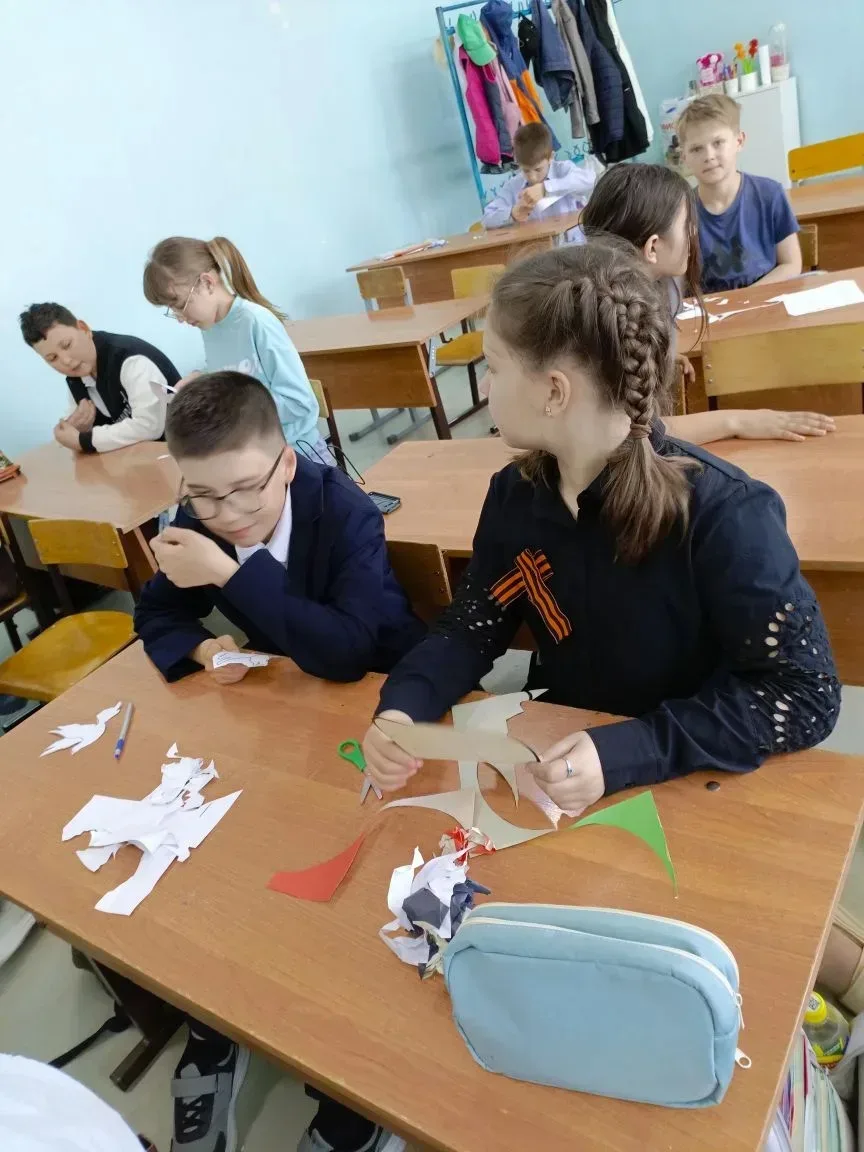 🇷🇺 Шаг к Победе, который мы сделали вместе  В нашей школе стало светлее и торжественнее! Ученики нач