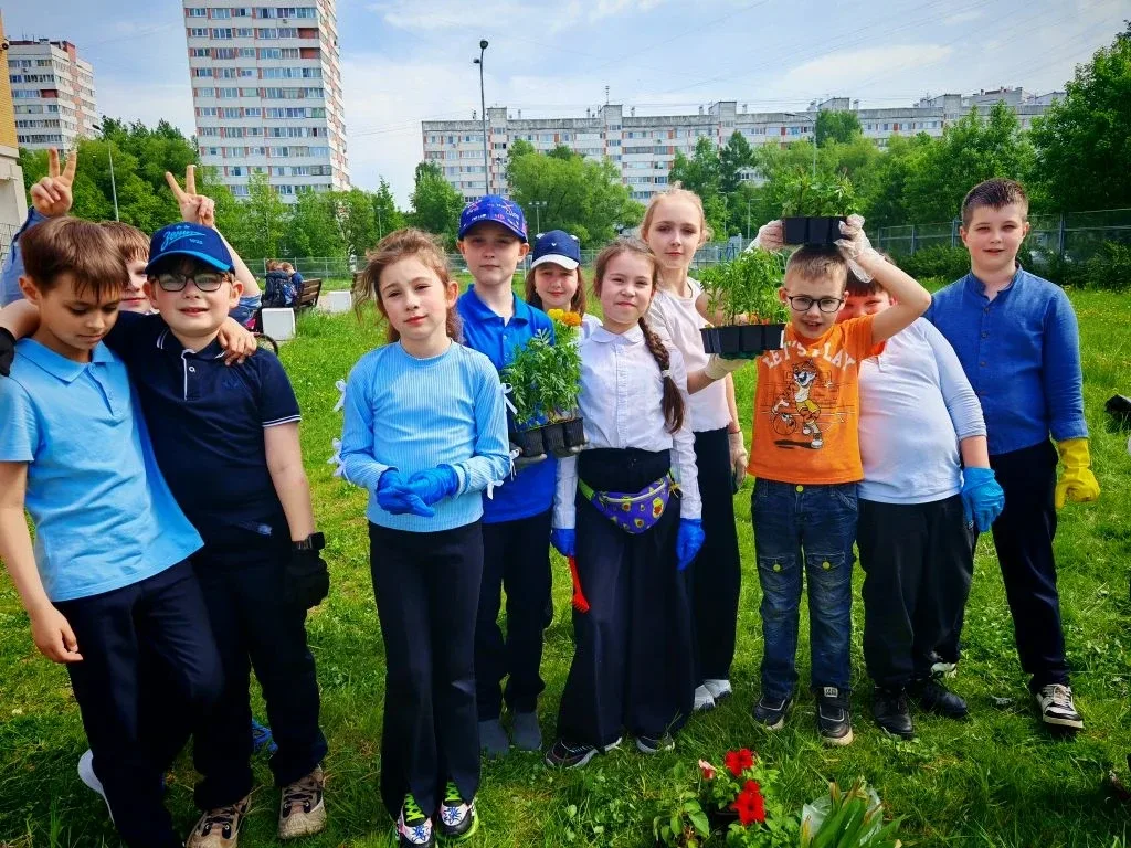 🌷 2В класс: жизнь дана на добрые дела!  Вчера, 21 мая 2026 года, ученики 2В класса вместе с родителя