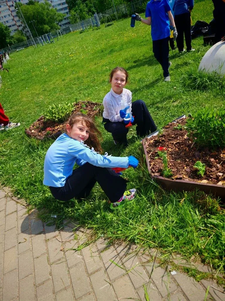 🌷 2В класс: жизнь дана на добрые дела!  Вчера, 21 мая 2026 года, ученики 2В класса вместе с родителя