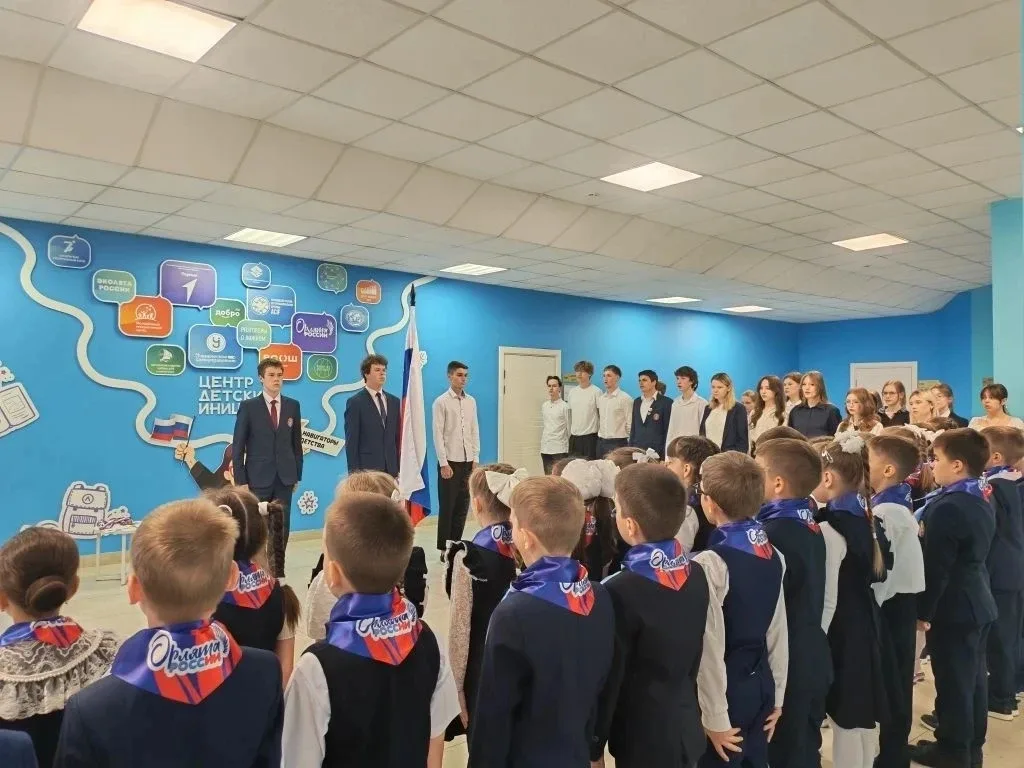 🇷🇺ТРАДИЦИИ ПОНЕДЕЛЬНИКА 🇷🇺   Понедельник 18 мая в лицее традиционно начался с торжественной церемони