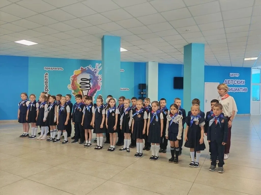 🇷🇺ТРАДИЦИИ ПОНЕДЕЛЬНИКА 🇷🇺   Понедельник 18 мая в лицее традиционно начался с торжественной церемони