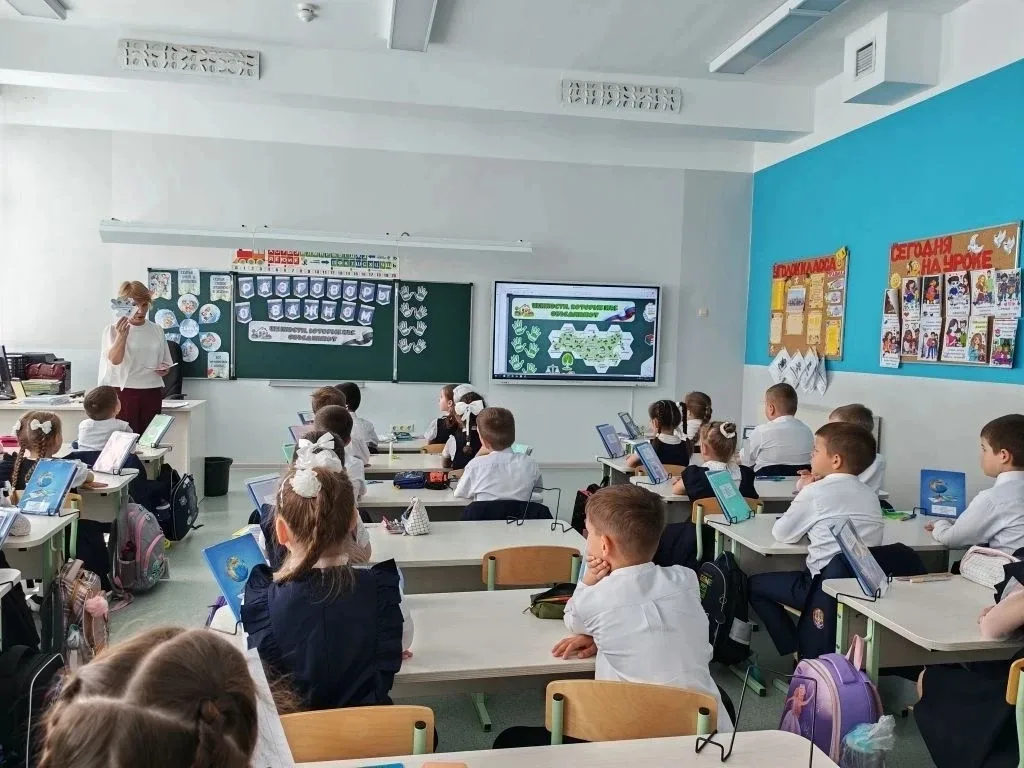 🇷🇺ТРАДИЦИИ ПОНЕДЕЛЬНИКА 🇷🇺   Понедельник 18 мая в лицее традиционно начался с торжественной церемони