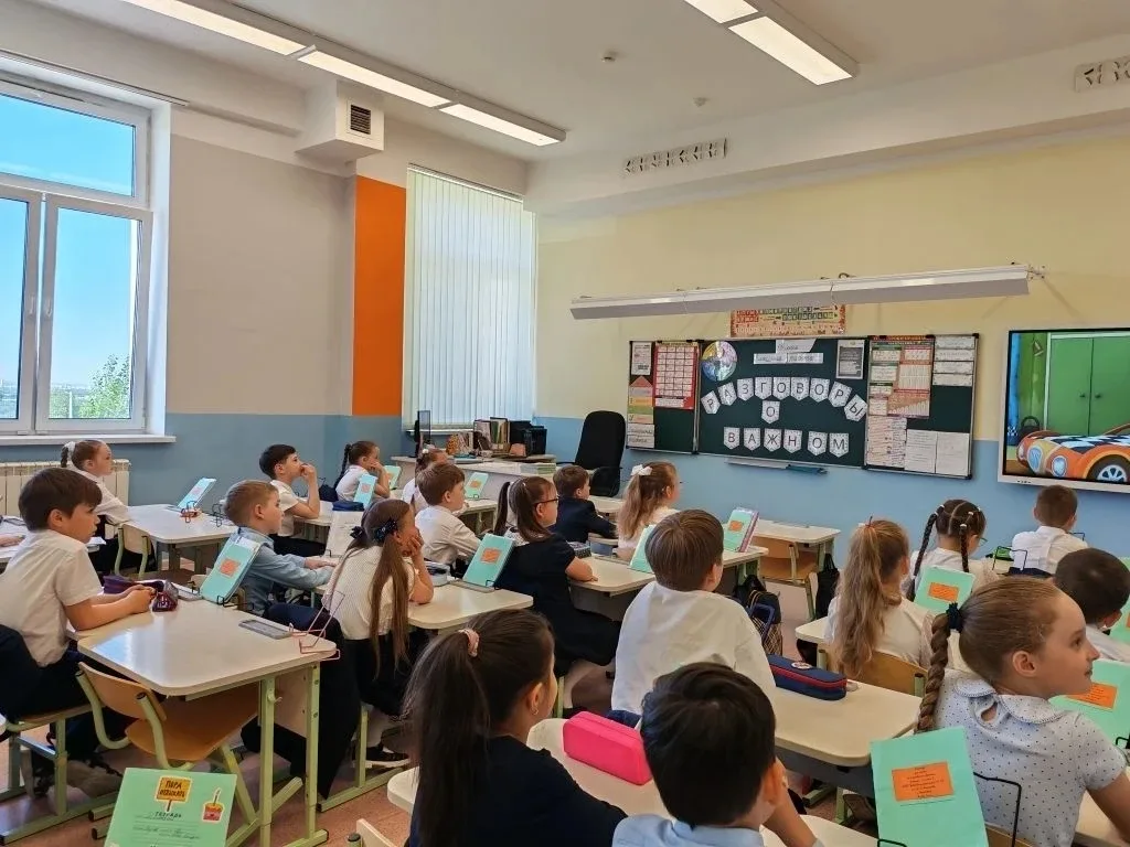 🇷🇺ТРАДИЦИИ ПОНЕДЕЛЬНИКА 🇷🇺   Понедельник 18 мая в лицее традиционно начался с торжественной церемони