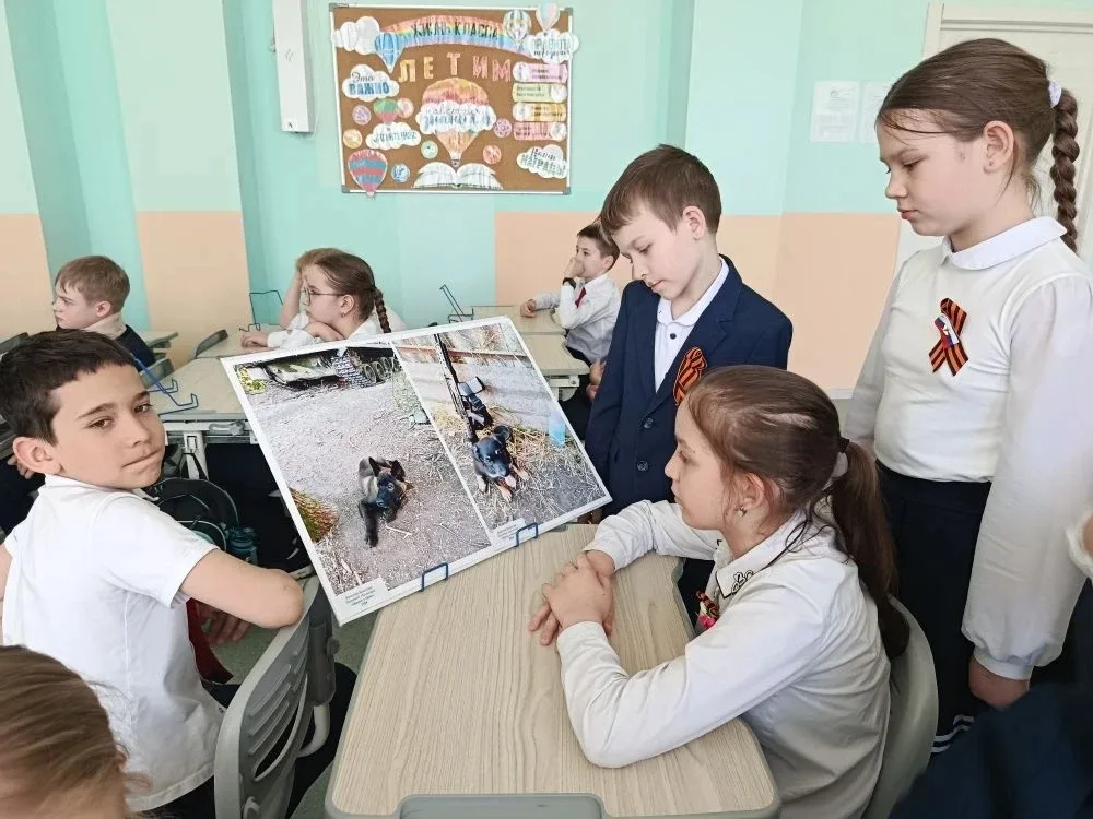 ОНИ ТОЖЕ СРАЖАЛИСЬ ЗА РОДИНУ! 🐕‍🦺🐕🐶  В 3У2 классе прошёл очень трогательный классный час, который не