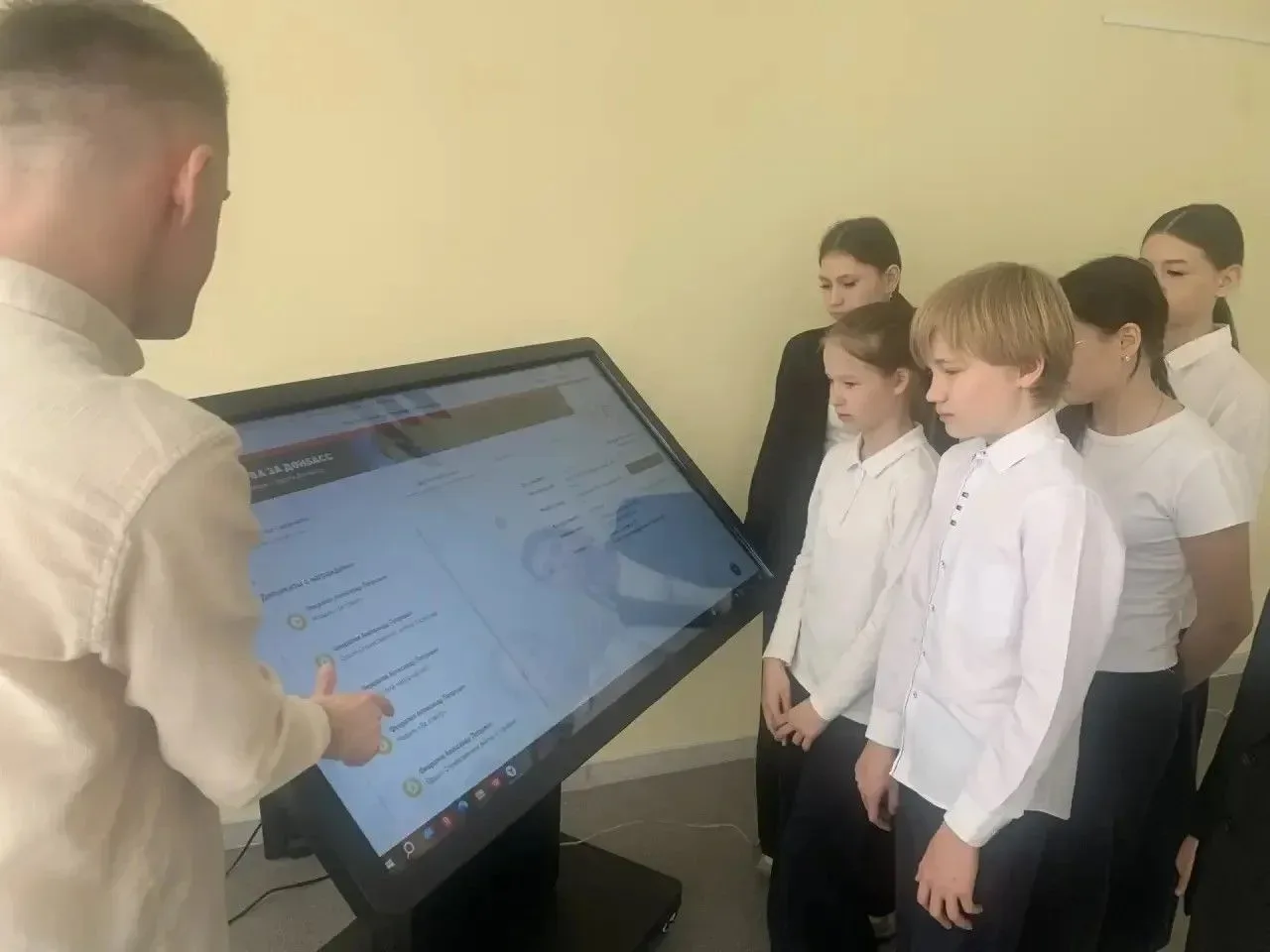 "МЫ ПОМНИМ - МЫ ГОРДИМСЯ"  Проходят годы, уходят из жизни люди, исчезают имена и фамилии тех, кто ве