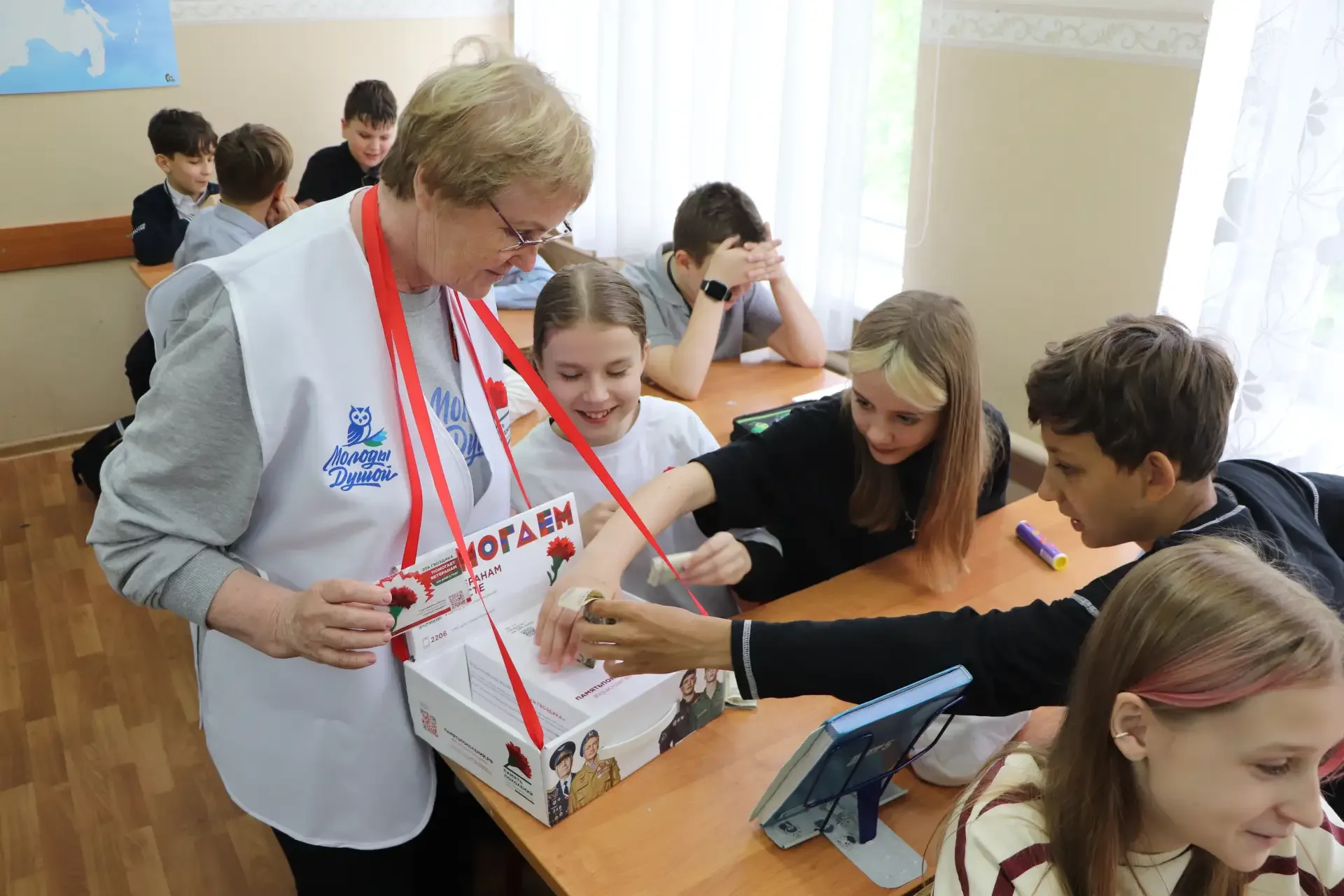 В лицее прошла акция "Красная гвоздика"  Сегодня лицеисты, педагоги и представители администрации ли
