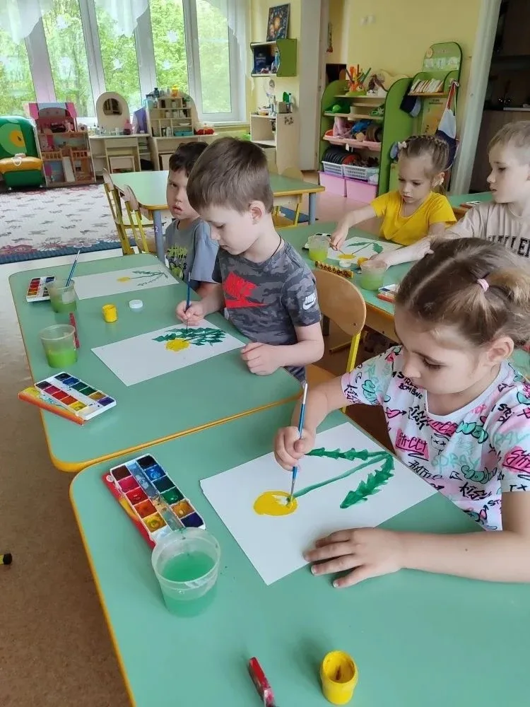 Всемирный день одуванчика В старшей группе «Ягодка» дошкольного отделения занятие по художественно-э