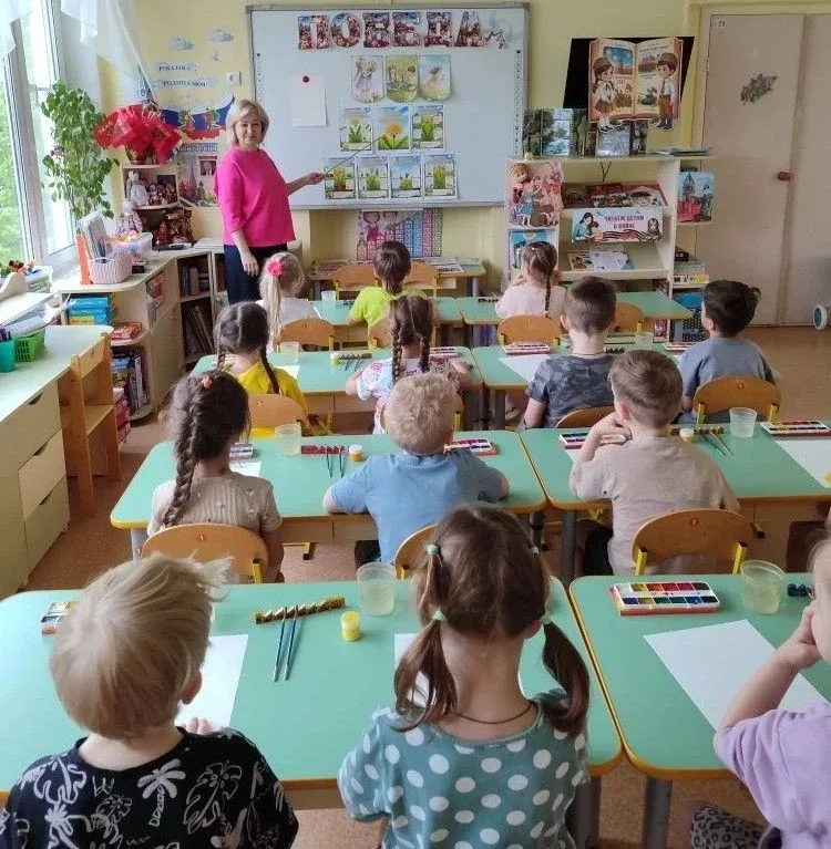 Всемирный день одуванчика В старшей группе «Ягодка» дошкольного отделения занятие по художественно-э
