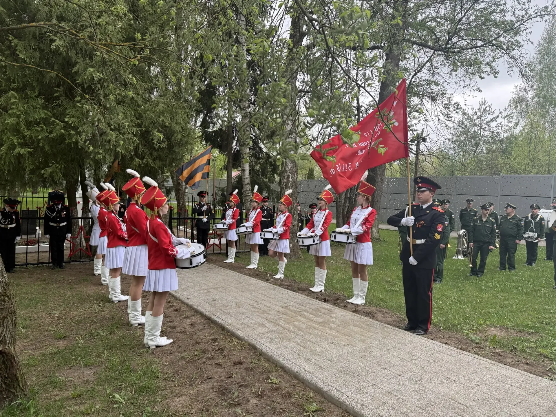 Кадетский корпус, ансамбль барабанщиц «Созвездие» и педагогический коллектив школы приняли участие в