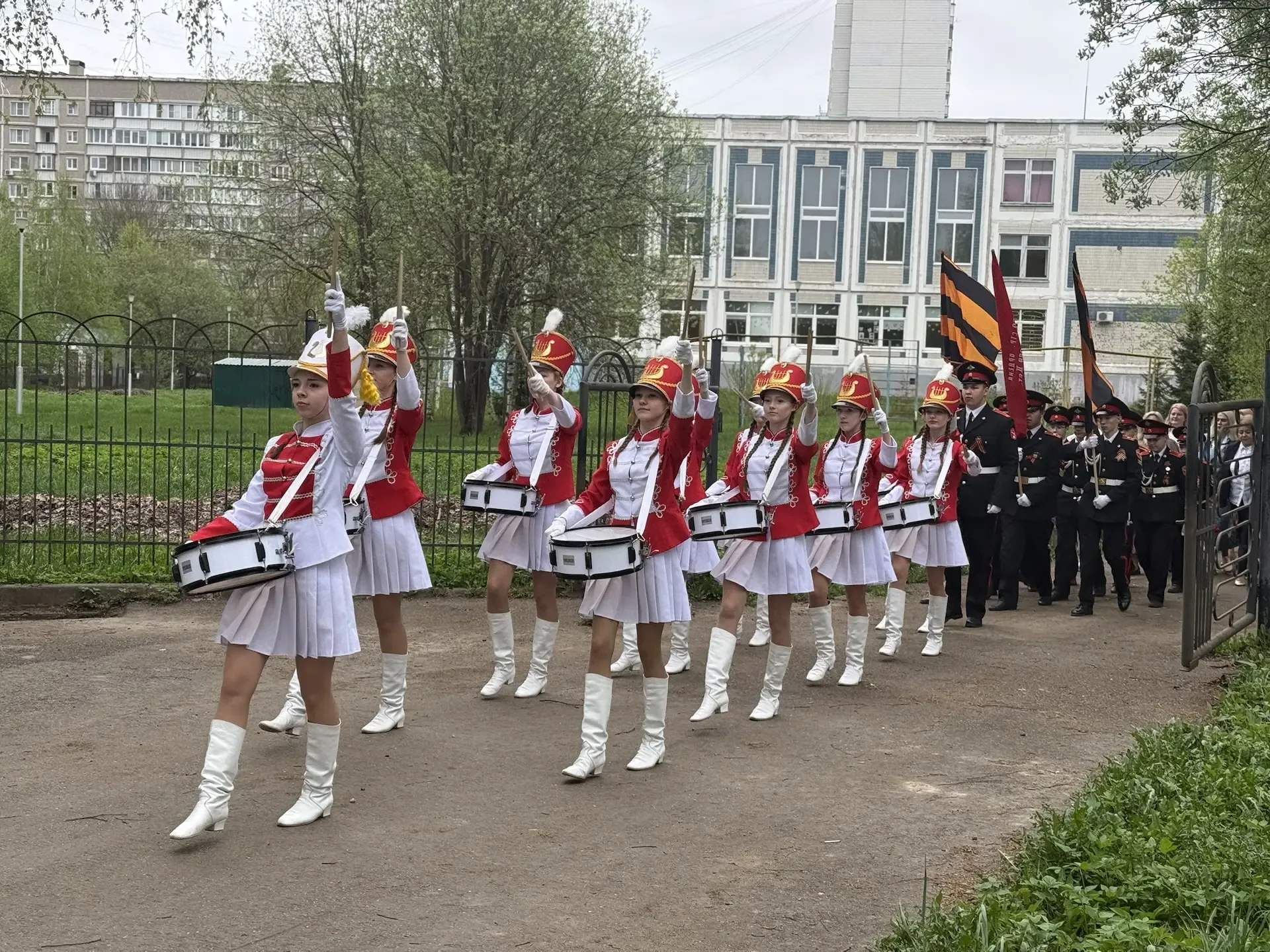 Кадетский корпус, ансамбль барабанщиц «Созвездие» и педагогический коллектив школы приняли участие в