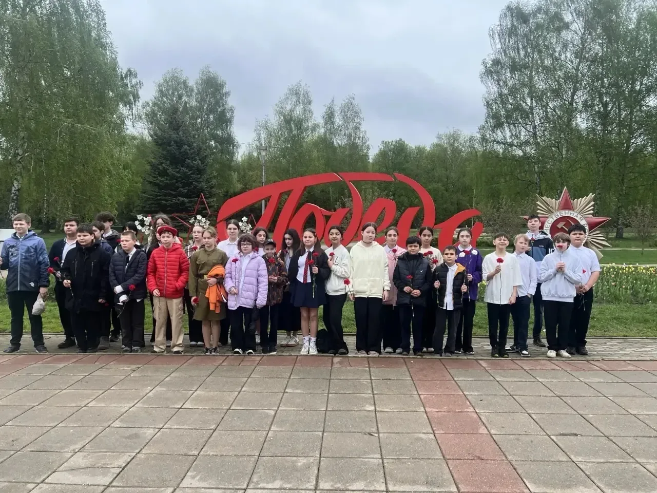 8 мая учащиеся 5В и 7Г классов возложили цветы к Вечному огню и почтили память павших солдат-героев,