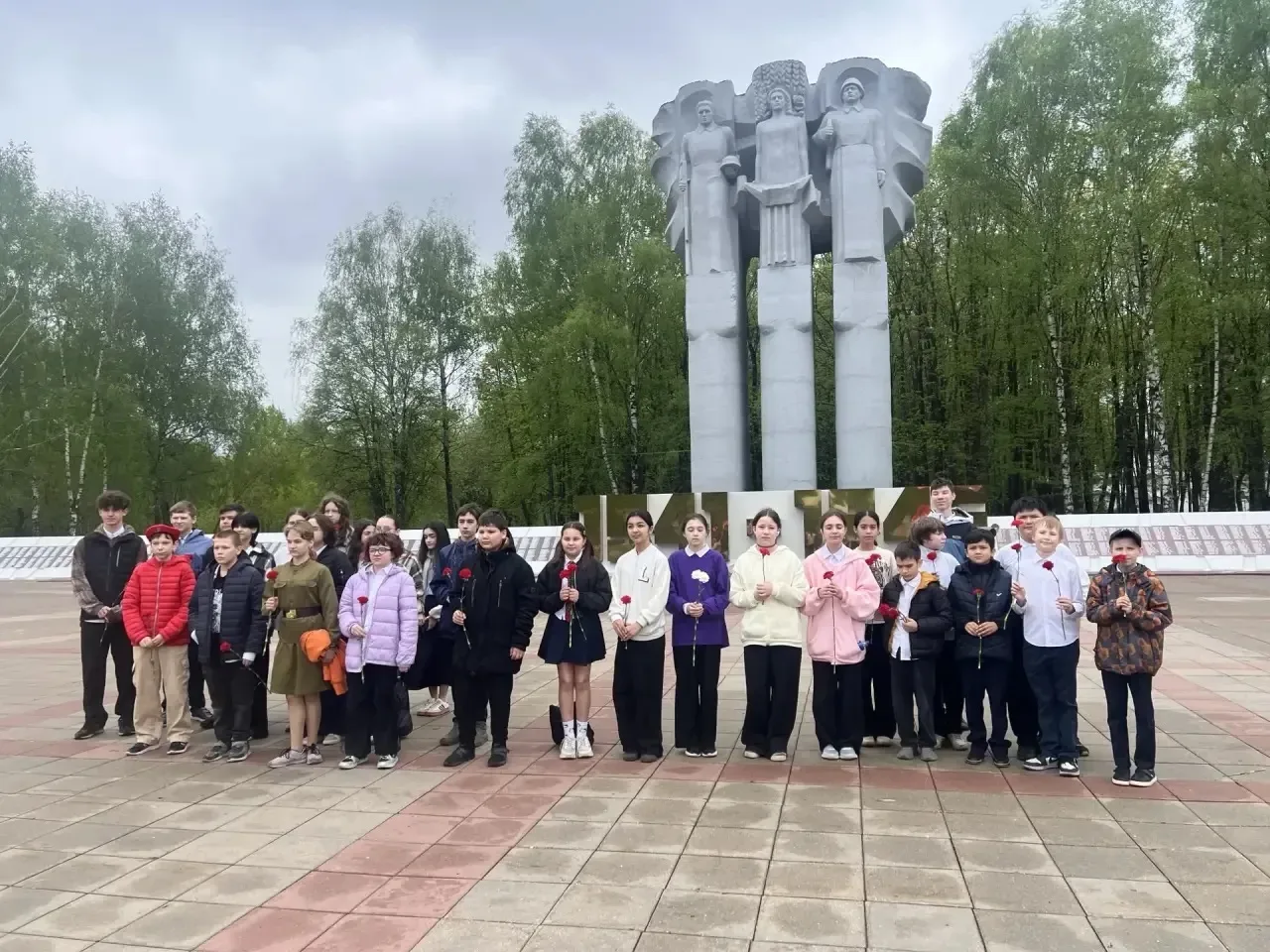 8 мая учащиеся 5В и 7Г классов возложили цветы к Вечному огню и почтили память павших солдат-героев,