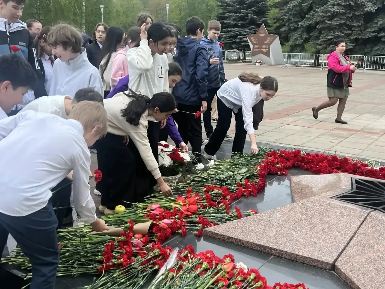 8 мая учащиеся 5В и 7Г классов возложили цветы к Вечному огню и почтили память павших солдат-героев,