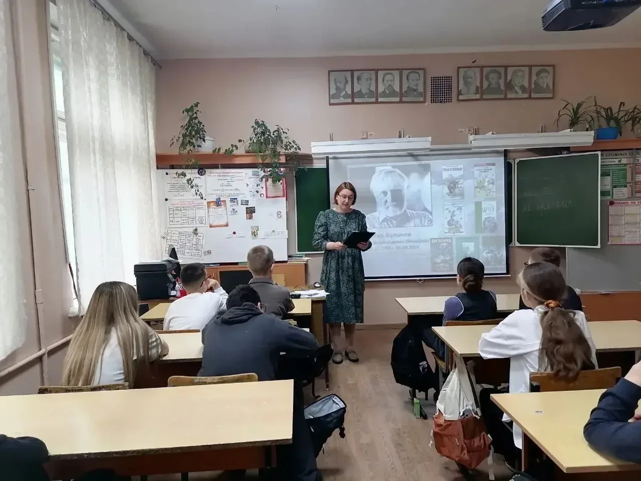 В рамках акции «Читаем детям о войне» в 6а, 6б и 6в классах был проведен урок чтения с остановками р