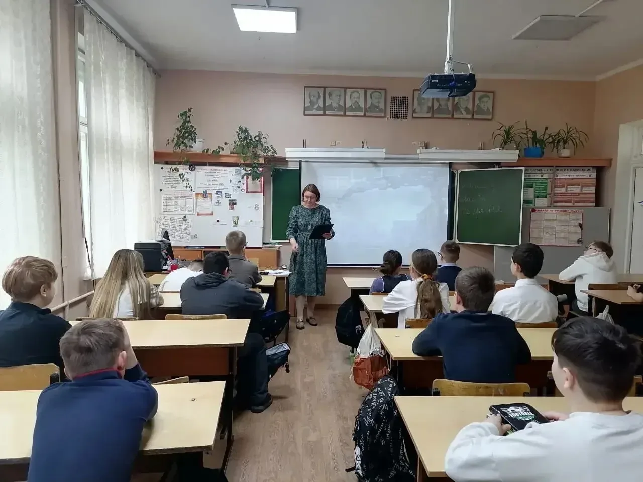 В рамках акции «Читаем детям о войне» в 6а, 6б и 6в классах был проведен урок чтения с остановками р