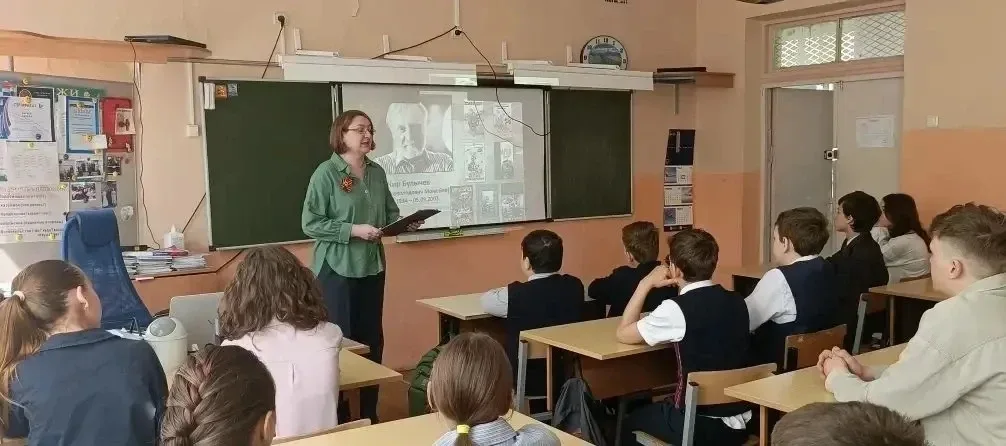 В рамках акции «Читаем детям о войне» в 6а, 6б и 6в классах был проведен урок чтения с остановками р