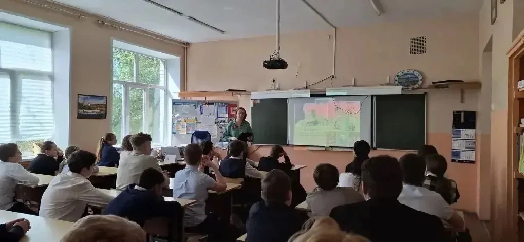 В рамках акции «Читаем детям о войне» в 6а, 6б и 6в классах был проведен урок чтения с остановками р