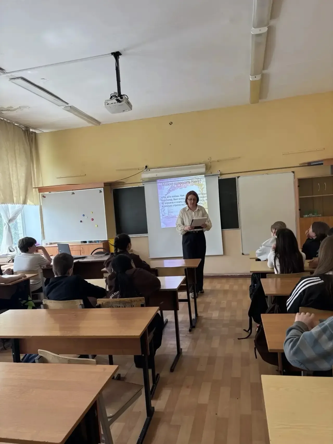 В рамках акции «Читаем детям о войне» в 6а, 6б и 6в классах был проведен урок чтения с остановками р