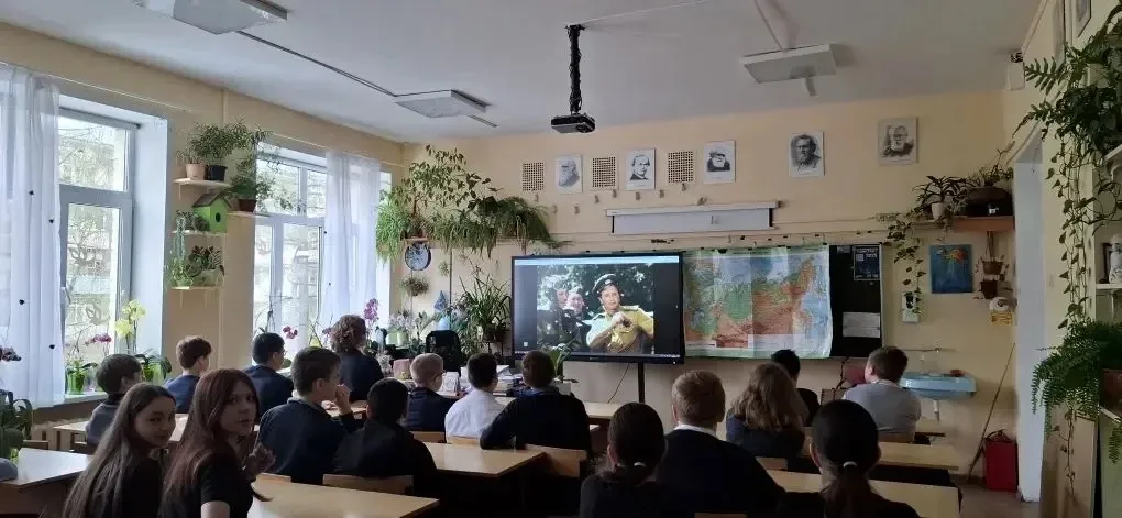 В рамках Акции "Помним, чтим, гордимся" ученики 6 б класса знакомятся с фильмами Победы.  #королевоб
