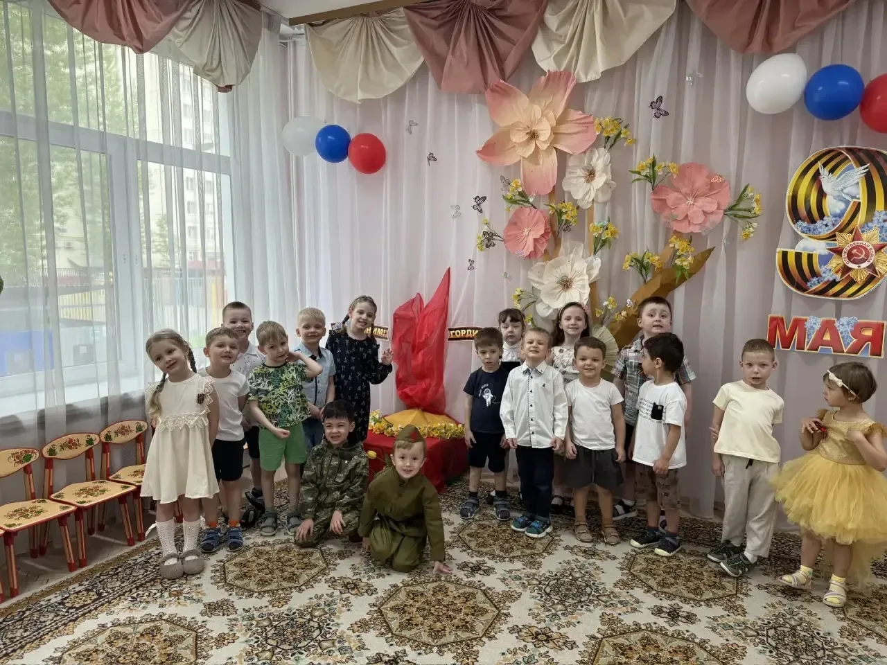 "День Победы, как он был от нас далек, Как в костре потухшем таял уголёк. Были вёрсты обгорелые, в п