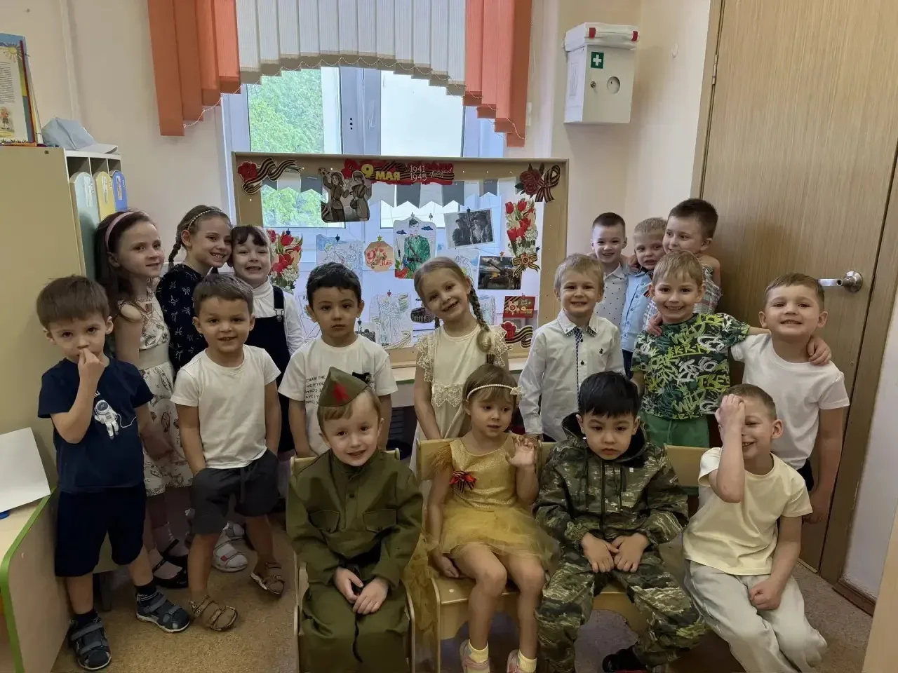 "День Победы, как он был от нас далек, Как в костре потухшем таял уголёк. Были вёрсты обгорелые, в п