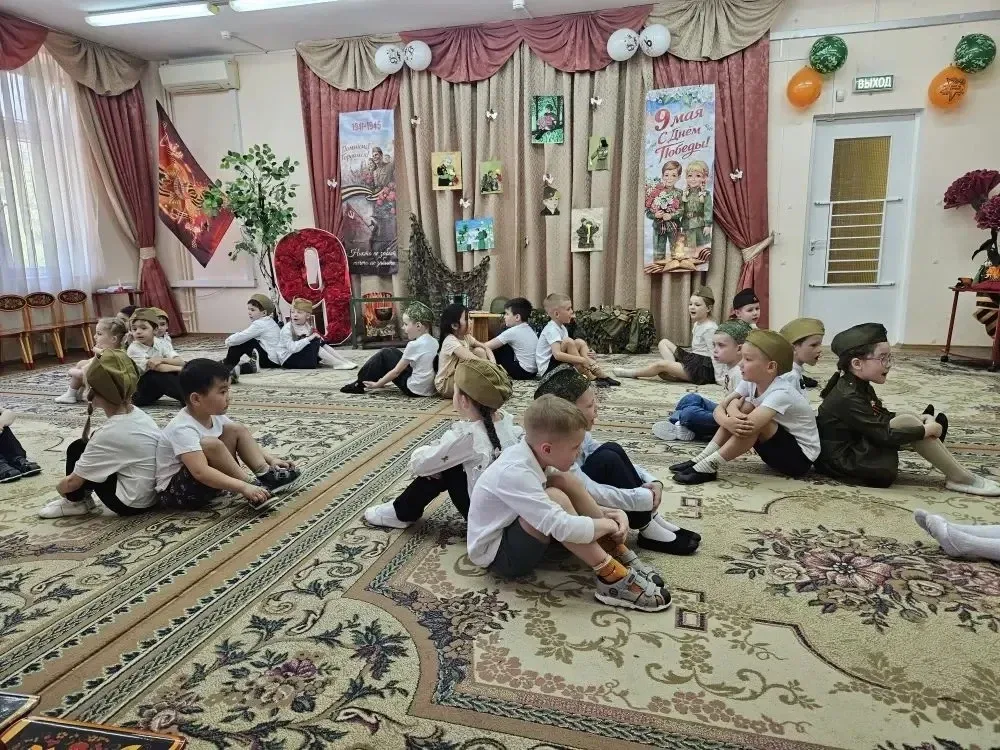 "День Победы, как он был от нас далек, Как в костре потухшем таял уголёк. Были вёрсты обгорелые, в п