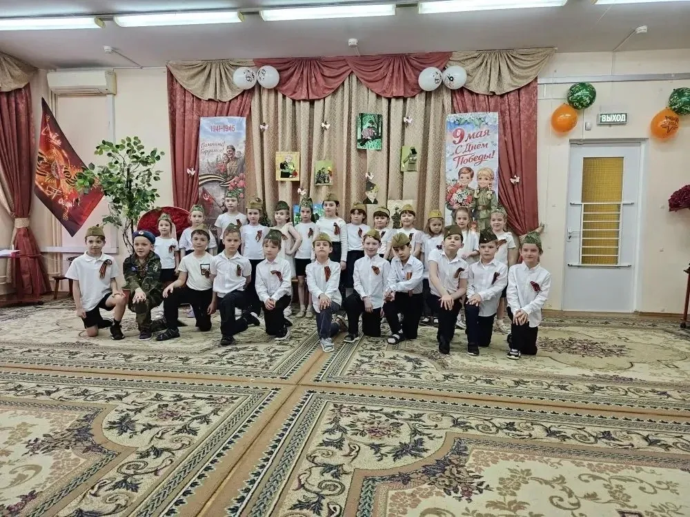 "День Победы, как он был от нас далек, Как в костре потухшем таял уголёк. Были вёрсты обгорелые, в п